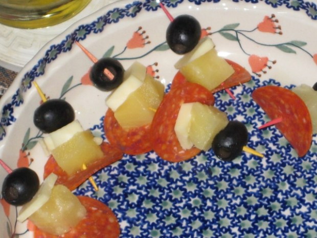 sorpressata-cheddar-pineapple-olive skewers!